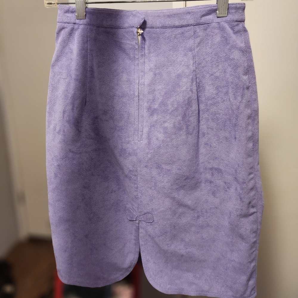 Suede Lavender Purple Slight Pleat Zip-Up Skirt. No Stretch. No Tags/Size/Brand.